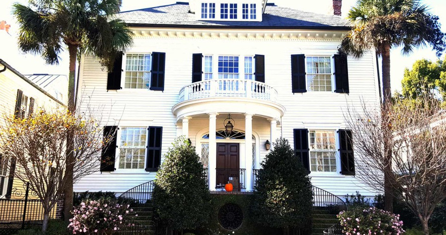 Historic Charleston building exterior used as a setting for educational tours about Charleston tourism and Gullah Geechee History